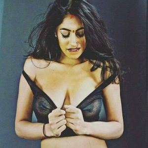 पैसे के कारण मकान मालिक से चुदवाया - Hindi Porn Kahaniya