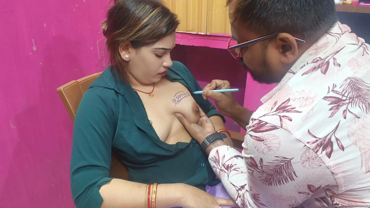 कॉलेज गर्ल के स्तन दबाए टीचर ने